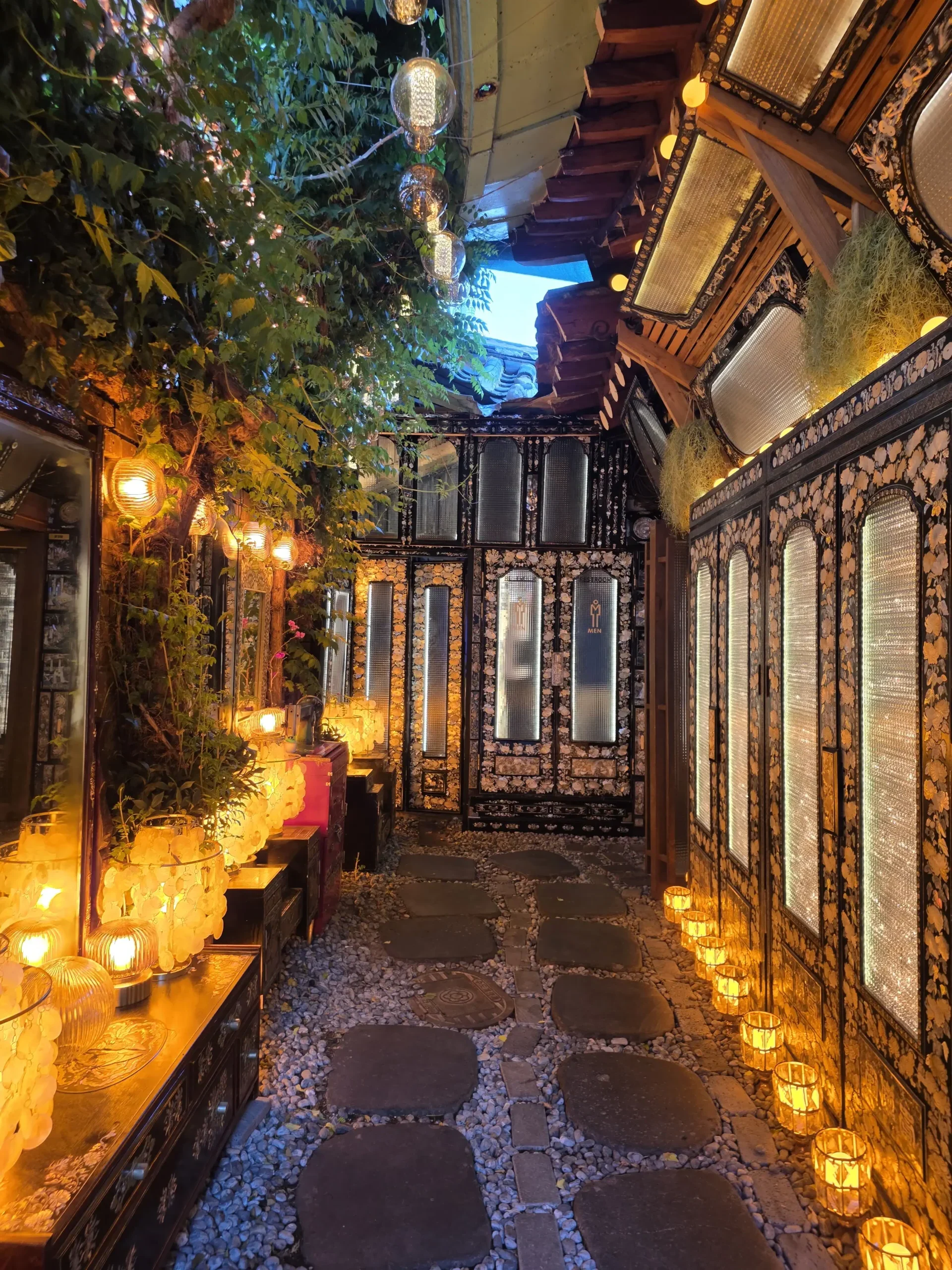 Korean BBQ near Gwanghwamun, Seoul: Hanok Grace with a Modern Hanok and Mother-of-Pearl Interior